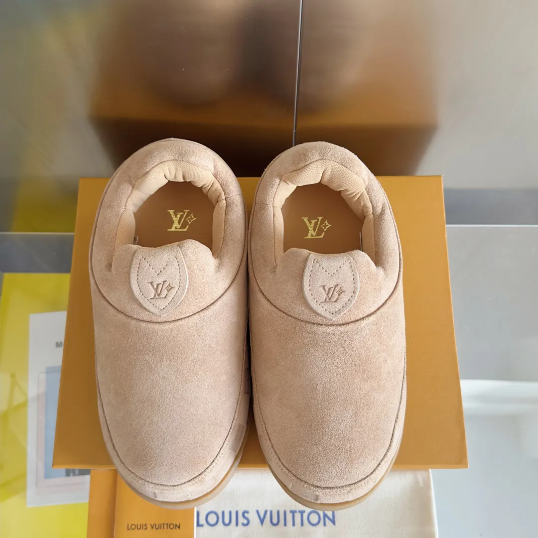 [L Family x Ingo joint model] Top P: 820💰 ▪️Size: Women's 35-40 (customized at 41.42 for women). Men's 39-44 (customized at 38.45.46) LV x Ingo joint model Top version Fatty Forrest Gump shoes Thick sole Couple model Casual sports shoes Original purchase and development Production LV Yeti lace-up shoes from LV Yeti The series combines Japanese "small feet" fashion aesthetics with classic Louis Vuitton elements in avant-garde strokes, subtly paying tribute to the traditional Japanese culture of taking off shoes when entering the house. The suede cow leather is partially embossed with Nigo's reinterpreted Damier pattern, and the comfortable casual shoe configuration highlights street style. Exquisite packaging at the delivery counter🛍📦 ▪️Fabric: Original imported first-layer cowhide ▪️Inner lining: Original custom-made breathable mesh ▪️Sole: Original molded non-slip TPU material ▪️Sole thickness: 5CM